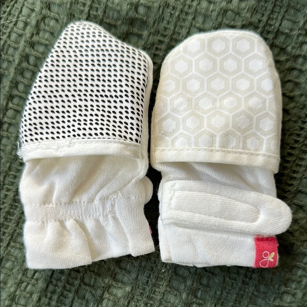 NWOT, 2 Pairs of Goumi Stay On Mitts
